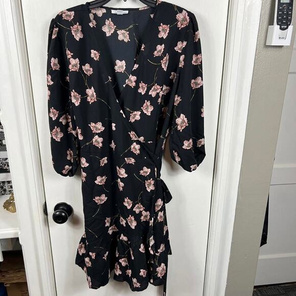 Bar III black and pink Floral-Print Wrap Dress. Size L - Picture 2 of 9